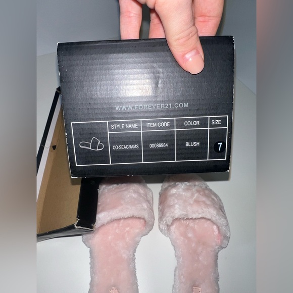 Pink fuzzy house slippers size 7 women’s - Picture 4 of 5